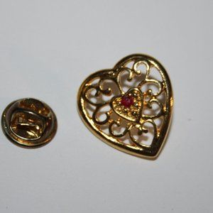 ❤️✨ Vintage Gold & Ruby Heart Lapel Pin – ⅞" · Classic Shine · Secure Backing